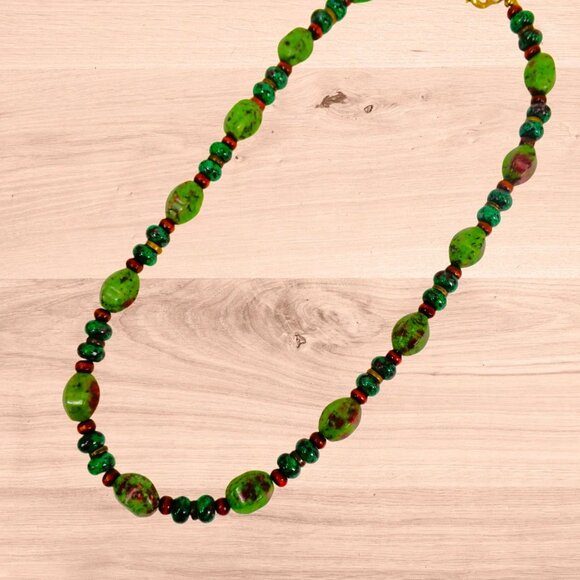 Green agate stone bead necklace with brown wood beads and small metal beads - Picture 14 of 15